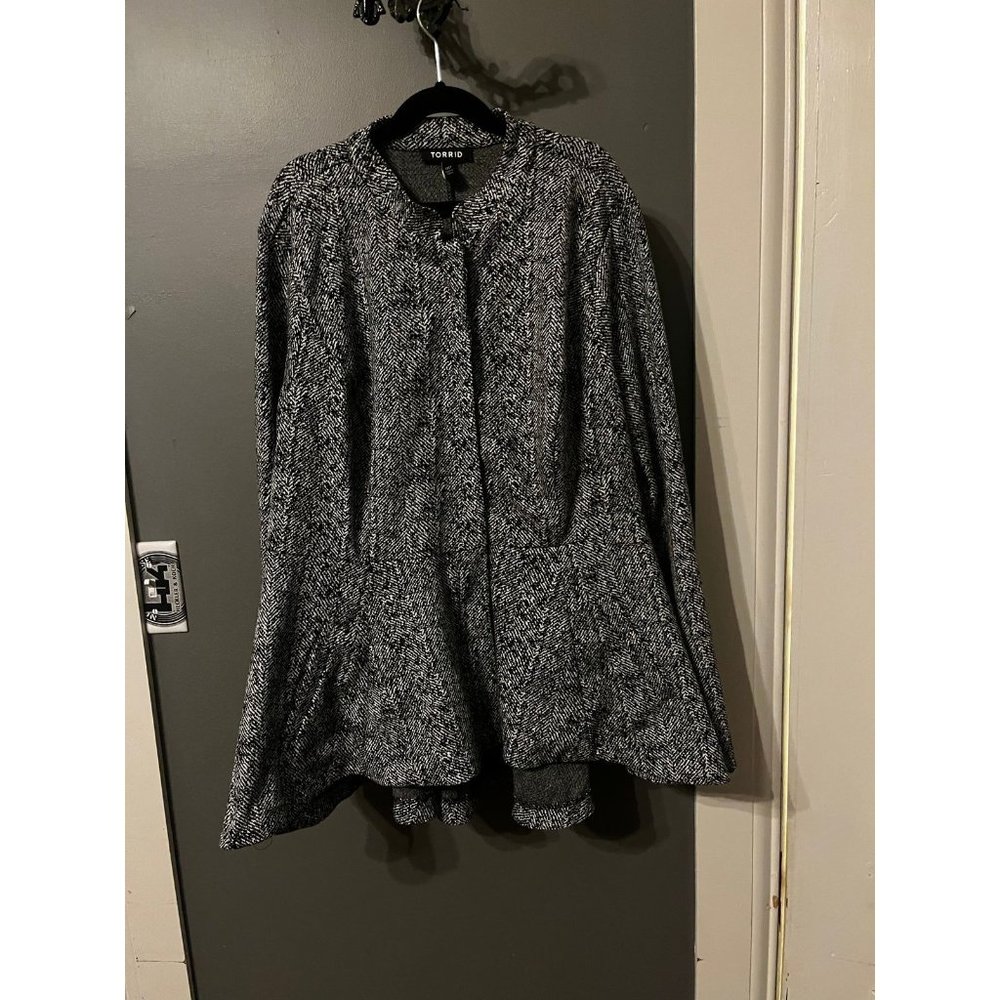Torrid point fit and flare pointe blazer womens size 00 large black and white